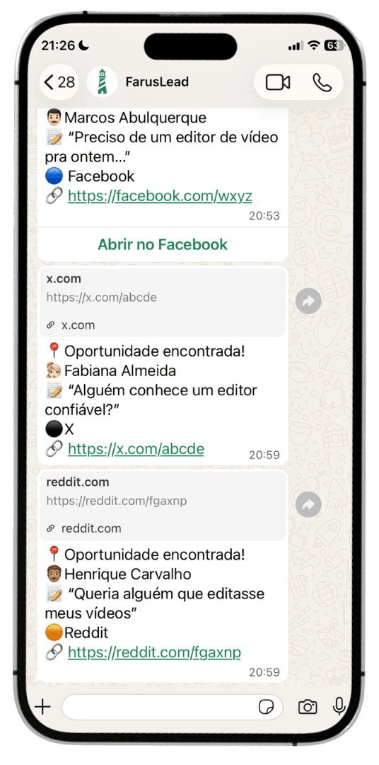 Celular mostrando o WhatsApp do FarusLead com leads recebidos: pedidos de editor de vídeo encontrados no Facebook, no X e no Reddit, cada um com o link para responder.